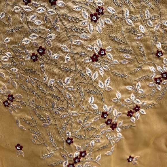 Table Runner, Gold Enhanced w/ Velvet Backing and Tassels - Picture 2 of 7